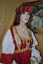 Costume d'epoca. Donna del Medioevo con lieve strascico e ciambella.